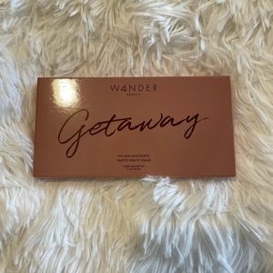 BNIB NWT Wander Beauty Getaway Palatte